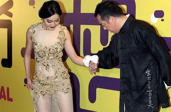 Tới tham dự sự kiện Liên hoan phim quốc tế Hong Kong lần thứ 37 vào cuối tuần vừa qua, nữ diễn viên trẻ Chu Sở Sở khiến nhiều đồng nghiệp lẫn giới truyền thông phải loá mắt vì thời trang xuyên thấu.