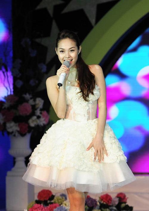 Trên sân khấu Minh Hằng không chỉ cuốn hút khán giả bằng giọng hát, vũ điệu và còn bởi chính trang phục cô chọn lựa.