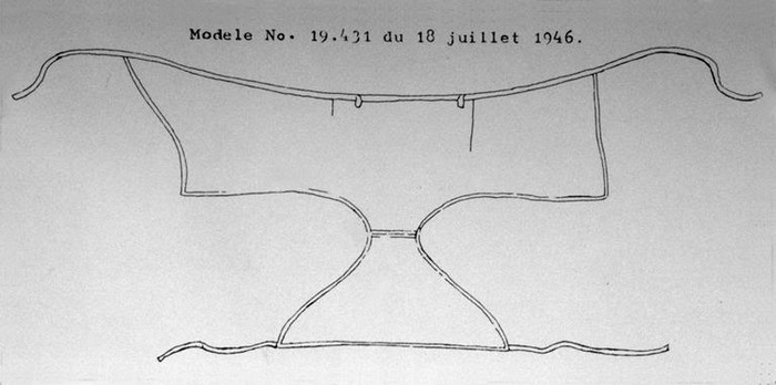Bikini dây gồm những mảnh vải nhỏ màu tam giác, nối với nhau bằng dây