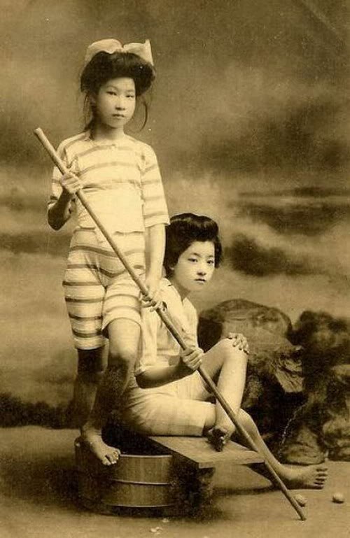 Đồ bơi của phụ nữ Nhật thời kỳ này không khác đồ mặc ở nhà là mấy