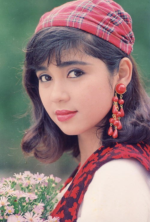 Có lẽ khó có thể tìm thấy một người phụ nữ nào sở hữu vẻ đẹp như Việt Trinh, bởi cô sở hữu đôi mắt to tròn, khóe miệng biết cười luôn rạng rỡ.
