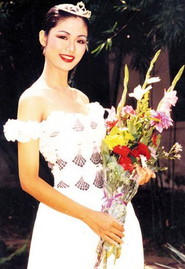 Thu Thủy khi đăng quang Hoa hậu Việt Nam năm 19 tuổi.