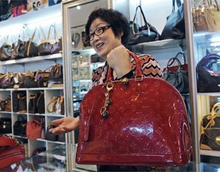 Một gian hàng chuyên bán đồ "nhái" Louis Vuitton tại chợ Bạch Vân, chiếc túi trị giá 300 tệ, bằng 1/70 giá túi chính hãng.