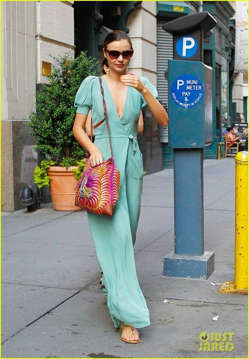Thiên thần Miranda Kerr với chiếc váy wrap dress kiểu dáng maxi