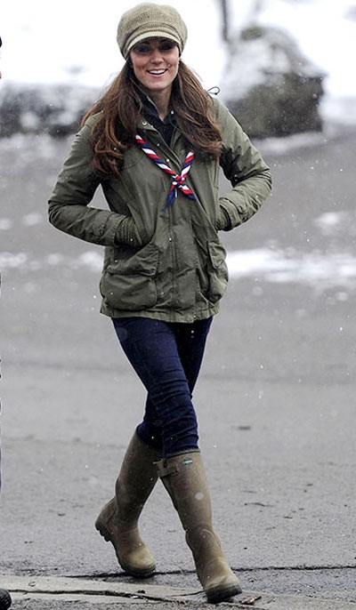 Kate Middleton tươi tắn với phong cách khỏe khoắn, năng động khi tới thăm Great Tower Scout Camp ở tỉnh Cumbria phía Tây Nam nước Anh vào ngày 22/3 mới đây. Trông cô nhanh nhẹn và thon gọn, không giống một phụ nữ đang mang bầu ở tháng thứ 5.