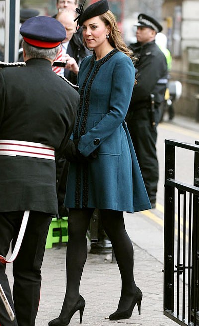 Ngày 20/3, Công nương nước Anh thanh lịch trong chiếc áo choàng màu xanh navy và mang giày cao gót đen cổ điển để tới dự buổi khánh thành tuyến tàu điện ngầm mang tên Nữ hoàng Queen Elizabeth II.