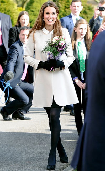 Khi tới thăm tổ chức từ thiện Child Bereavement UK hôm 19/3 vừa qua, Kate duyên dáng, đáng yêu với trang phục gam màu đen trắng đơn giản.