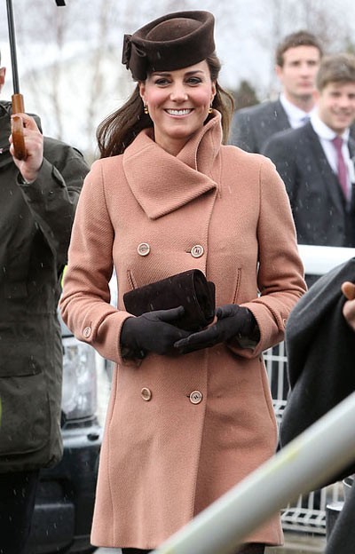 Trước đó hai ngày, Kate diện một mẫu áo choàng khác màu lòng tôm và đeo găng tay ấm áp khi xuất hiện trong ngày thứ 4 của Cheltenham Festival.