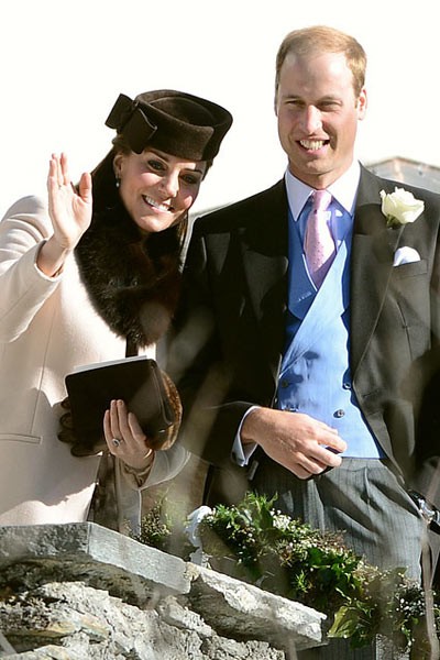 Kate chọn áo choàng be và mũ cách điệu ton-sur-ton với khăn quàng lông để tới dự đám cưới của một người bạn cùng Hoàng tử William (2/3).