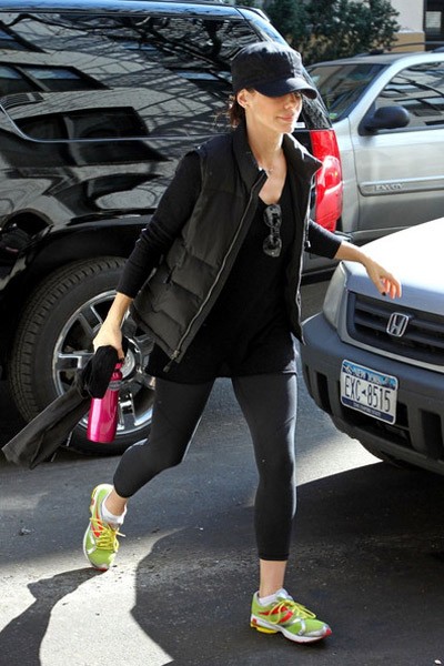 Sandra Bullock sử dụng đôi giày có màu sắc khá bắt mắt bù trừ cho bộ trang phục đen toàn tập