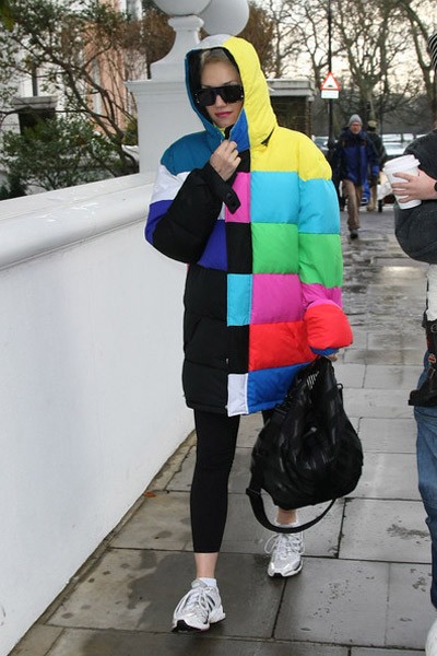 Nữ ca sĩ Gwen Stefani sử dụng chiếc áo phao màu mè để chống lại cái lạnh của thời tiết