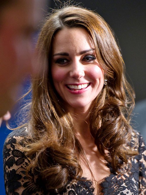 Kate Middleton gợi cảm tóc xoăn dài.
