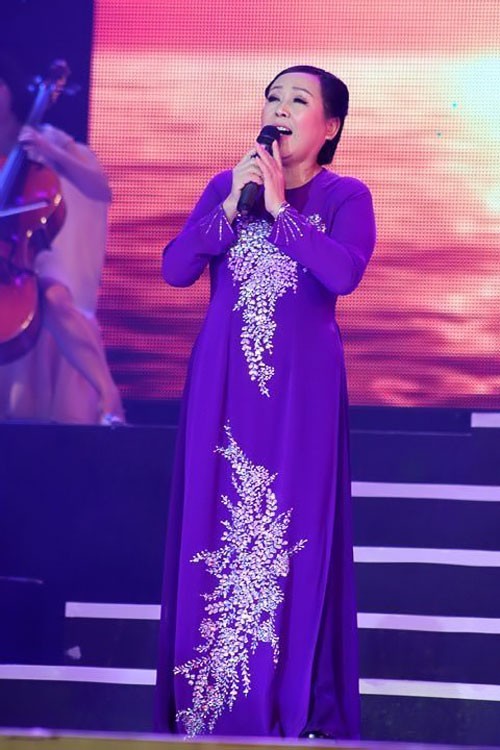 4. NSND Thu Hiền thường xuyên xuất hiện trên sân khấu với tà áo dài