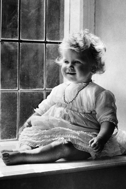 Người phụ nữ quyền lực của Hoàng gia Anh chào đời tháng 4/1926. Trong hình là công chúa Elizabeth khi vừa tròn một tuổi.