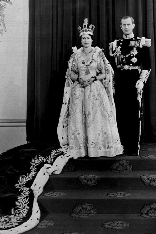Tháng 6/1953, trong buổi lên ngôi Nữ hoàng Anh, Elizabeth diện chiếc váy có phần đuôi dài do Norman Hartnell thiết kế riêng cho sự kiện.