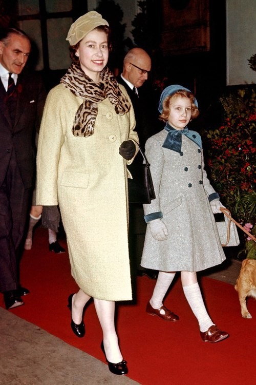 Nữ hoàng Anh cùng con gái 8 tuổi Anne năm 1958.