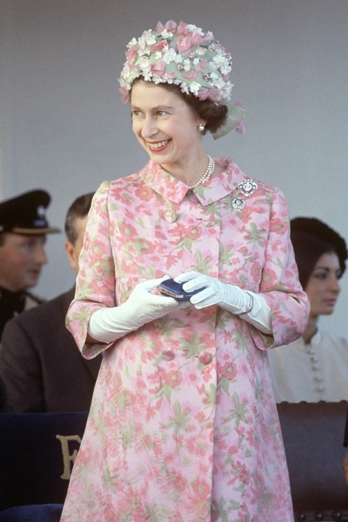 Năm 1967, trong chuyến thăm hoàng gia tới Malta, nữ hoàng diện chiếc váy họa tiết hoa hồng và xanh nhạt do Hardy Amies thiết kế, cùng một chiếc mũ hoa, găng tay trắng và vòng cổ ngọc trai.