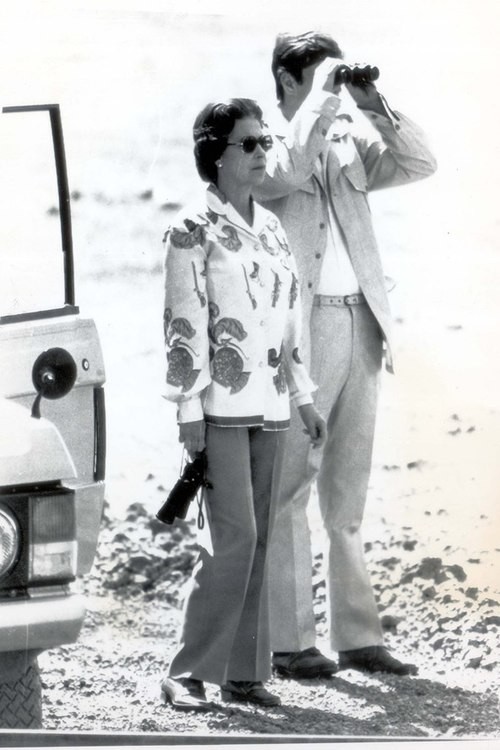 Nữ hoàng trong chuyến đi tới châu Phi năm 1979 trong trang phục năng động, giản dị.