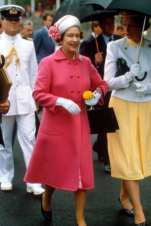 Năm 1986, khi đến New Zealand, nữ hoàng Anh diện váy dáng áo khoác màu hồng và mũ trắng có bông hoa điệu đà. Những chiếc mũ từ đây trở thành đặc điểm nhận diện của nữ hoàng Anh.