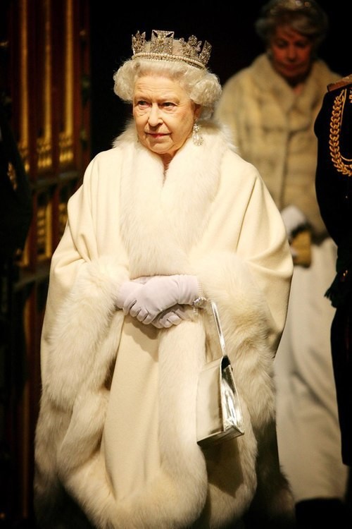 Bà sang trọng đúng nghĩa một nữ hoàng trong trang phục trắng muốt và chiếc vương miện. Bức hình chụp năm 2008.