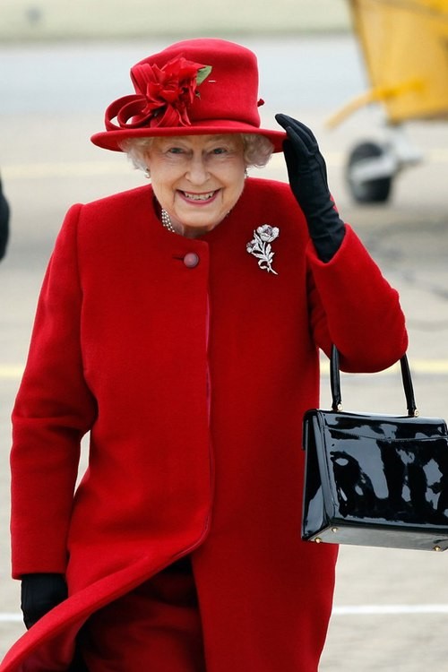 Tháng 4/2011, nữ hoàng Anh rực rỡ với mũ đỏ, áo đỏ xuất hiện tại Wales.