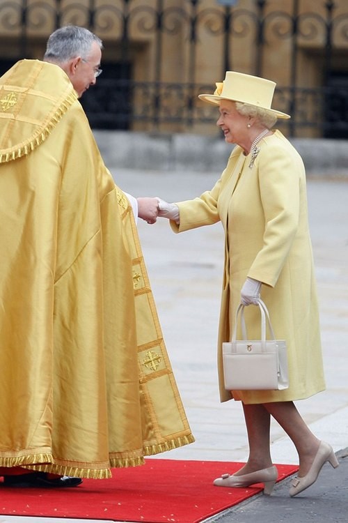 Phong cách mũ và váy cùng màu bắt đầu được phát huy. Trong hình, nữ hoàng tới dự đám cưới của Kate Middleton và hoàng tử William năm 2011.