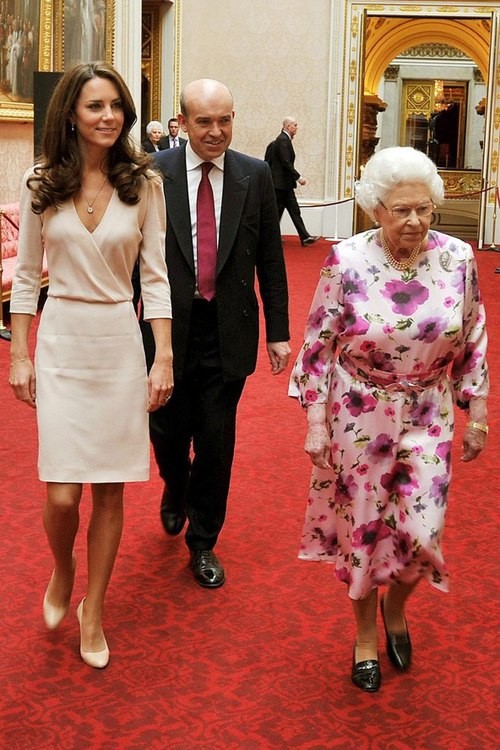 Cùng cháu dâu tham dự triển lãm ở cung điện Buckingham tháng 7/2011 trong bộ váy hoa.