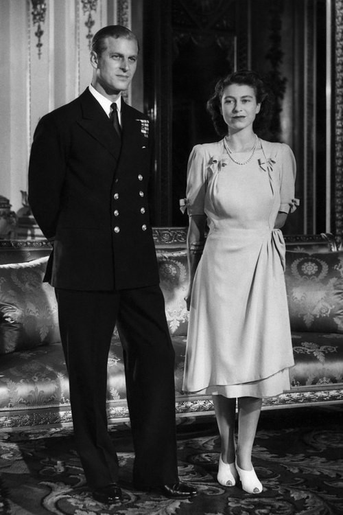 Năm 1947, công chúa Elizabeth và hôn phu Philip Mountbatten kết hôn. Nữ hoàng tương lai nhã nhặn trong chiếc váy thắt nhẹ ở eo, có nơ ở bên hông và tay áo trong buổi lễ tuyên bố về đám cưới.