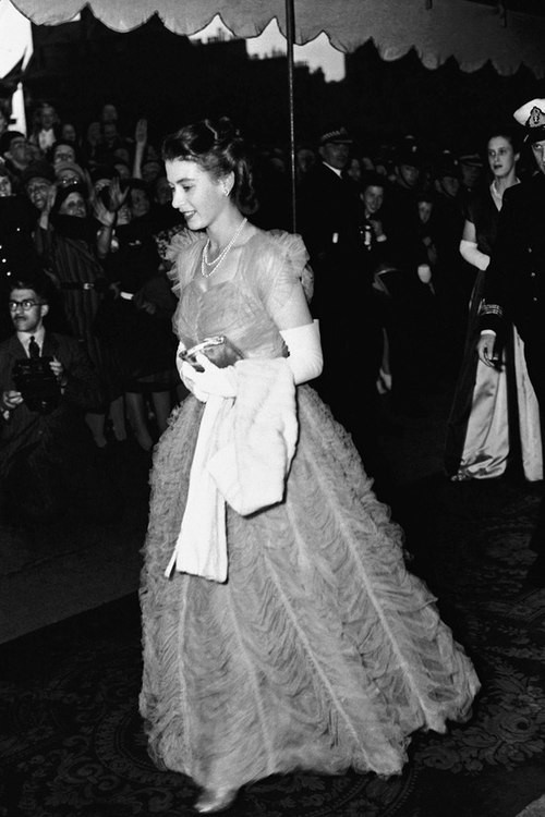 Công chúa Elizabeth có mặt tại bữa tiệc do công tước xứ Buccleugh tổ chức ở khách sạn Caledonian, Edinburgh tháng 7/1947. Công chúa khiến đám đông ngỡ ngàng trong bộ váy phong cách cổ tích.