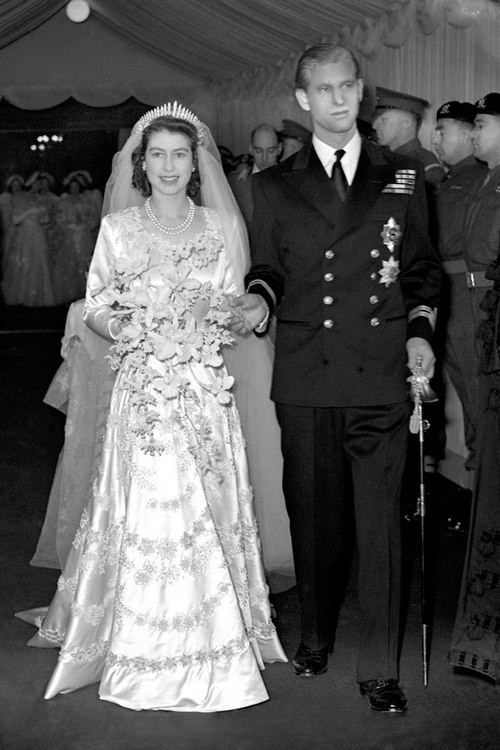Tháng 11/1947, tại đám cưới của mình, Elizabeth diện bộ váy cưới lụa màu kem do Norman Hartnell thiết kế, dựa trên cảm hứng từ bức vẽ "Primavera" của Botticelli. Đây trở thành một trong những bộ váy cưới biểu tượng trong lịch sử thời trang.