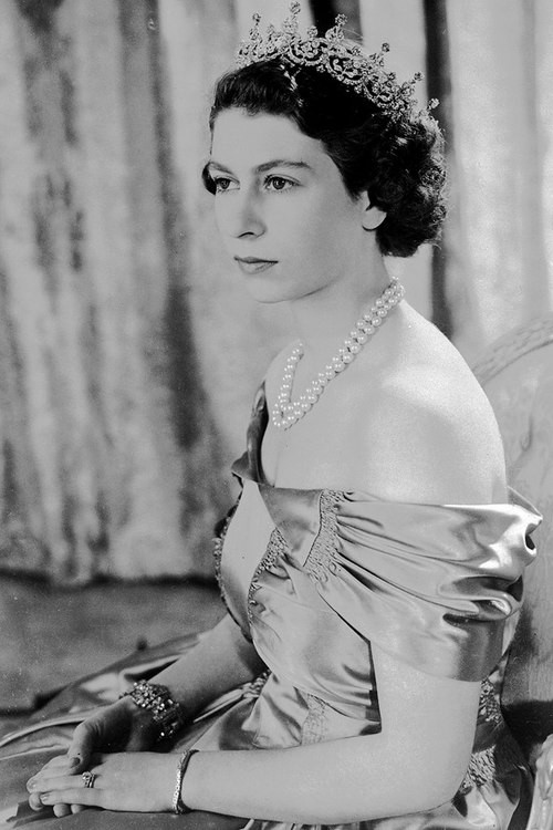 Tháng 8/1949, trong bức chân dung hoàng gia, nữ hoàng tương lai của nước Anh diện chiếc váy trễ vai màu bạc với vương miện kim cương và vòng cổ ngọc trai.