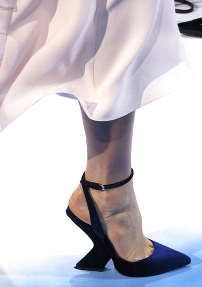 Kiểu gót mang phong cách kiến trúc được Christian Dior lăng-xê trên sàn diễn với phong cách thanh lịch, sang trọng.