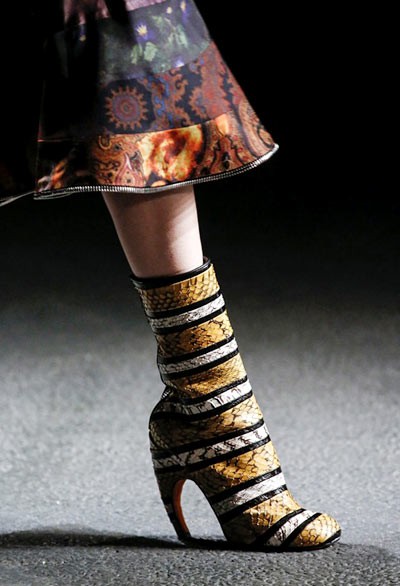 Kiểu giày càng cua nổi tiếng xuất hiện trên sàn diễn của Givenchy với thiết kế mang tính ứng dụng cao hơn, giúp chủ nhân đi lại dễ dàng mà vẫn nổi bật.
