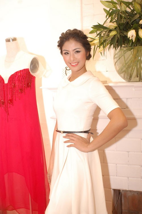 Hoa hậu Ngọc Hân kín đáo và tinh khôi váy trắng.