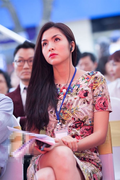 Trong một sự kiện gần đây của gia đình, Tăng Thanh Hà đã chứng minh cho khán giả thấy vẻ đẹp 'ngọc nữu' của cô trong chiếc váy liền hoa văn.