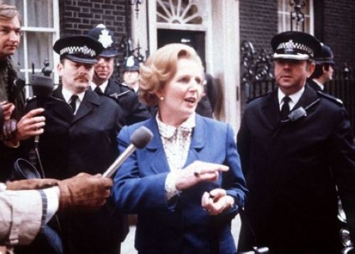Nữ Thủ tướng chuyển đến phố Downing vào tháng 5 năm 1972 với bộ vét xanh ôm vừa người tạo hình ảnh năng động