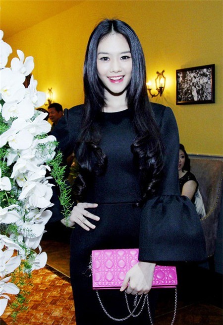 Người đẹp Linh Chi rạng rỡ trong một sự kiện, cô diện thiết kế váy có tay xòe, là mẫu thiết kế mới nằm trong BST của NTK Đỗ Mạnh Cường.