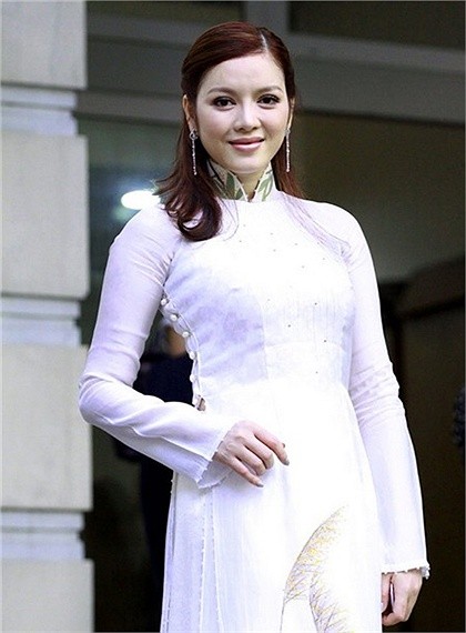 Vẻ đầy đặn, phúc hậu của Lý Nhã Kỳ rất phù hợp với chiếc áo dài Việt Nam