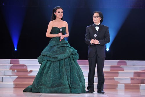 Huyền Ny trên sân khấu chung kết Hoa hậu người Việt toàn cầu 2012.