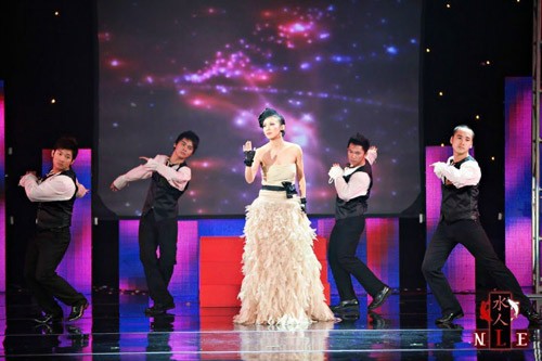 Huyền Ny mặc để biểu diễn trên sân khấu.