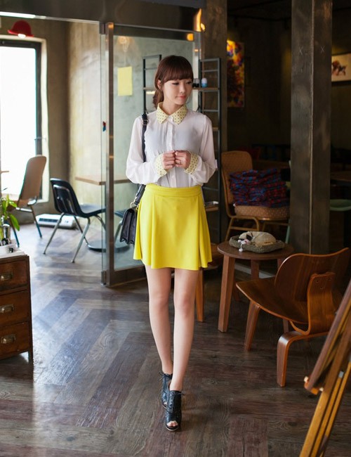 Chân váy màu vàng chanh là màu được yêu thích nhất trong năm nay