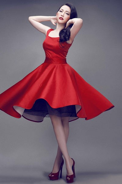Nổi tiếng là một người có gu thời trang tinh tế, diễn viên múa Linh Nga thường chọn những bộ đầm thanh lịch và sang trọng, mang thiết kế đơn giản nhưng không kém phần lôi cuốn. Bộ váy xòe màu đỏ nổi bật với phong cách cổ điển này giúp tôn làn da trắng và vóc dáng thon gọn của cô.