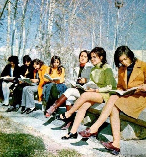 Váy ngắn, giày cao gót và mỹ phẩm là những món đồ mà mọi phụ nữ Iran thời đó thường sở hữu. Không có sự xuất hiện của mạng che mặt hay không những bộ đồ đen kín mít như ngày nay.