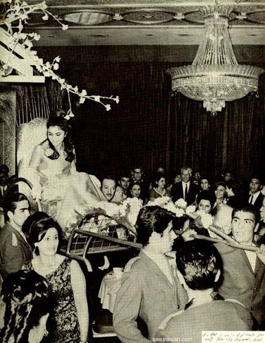 Một thiếu nữ được tôn vinh trong bữa tiệc ở Iran.