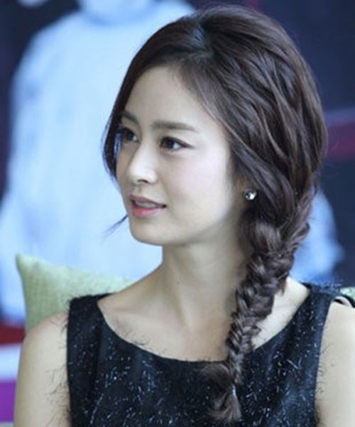 Vốn mang nét đẹp dễ thương nên khi để style tóc này Kim Tae Hee càng hút hồn.