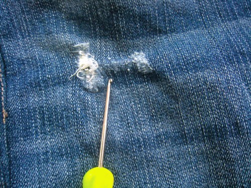 Sau khi quần đã tưa sờn, bạn dùng kim móc, móc chiếc quần ra để những sợi chỉ bung dần ra (H.6).