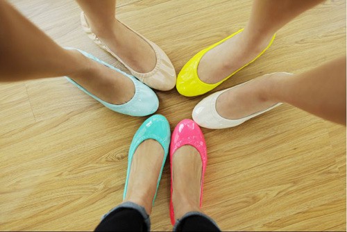 Những đôi giày búp bê màu sắc ngọt ngào và rực rỡ sẽ tô điểm thêm nét đẹp cho đôi chân xinh của các cô nàng thuộc cung Bạch Dương