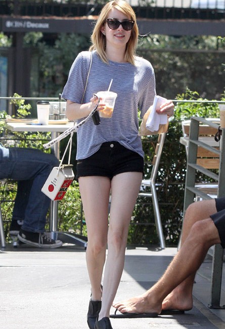 Emma Robert với đôi chân trắng bóc không tì vết