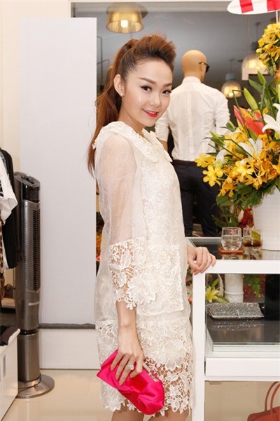 Bên cạnh đó, váy suông ngắn trên gối xinh xắn cũng được nhiều mỹ nhân Việt yêu thích. "Bé Heo" Minh Hằng trông như nàng công chúa đáng yêu trong chiếc váy ren trắng nhẹ nhàng.