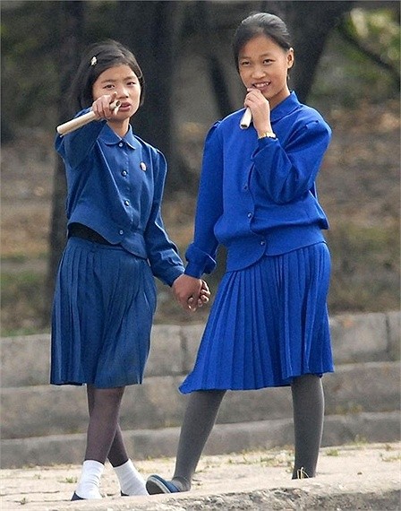 Học sinh Triều Tiên giản dị trong bộ đồng phục màu xanh